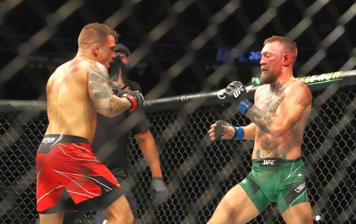 Conor McGregor, scos pe targă din ring! Cum s-a încheiat cel de-al treilea meci cu Dustin Poirier