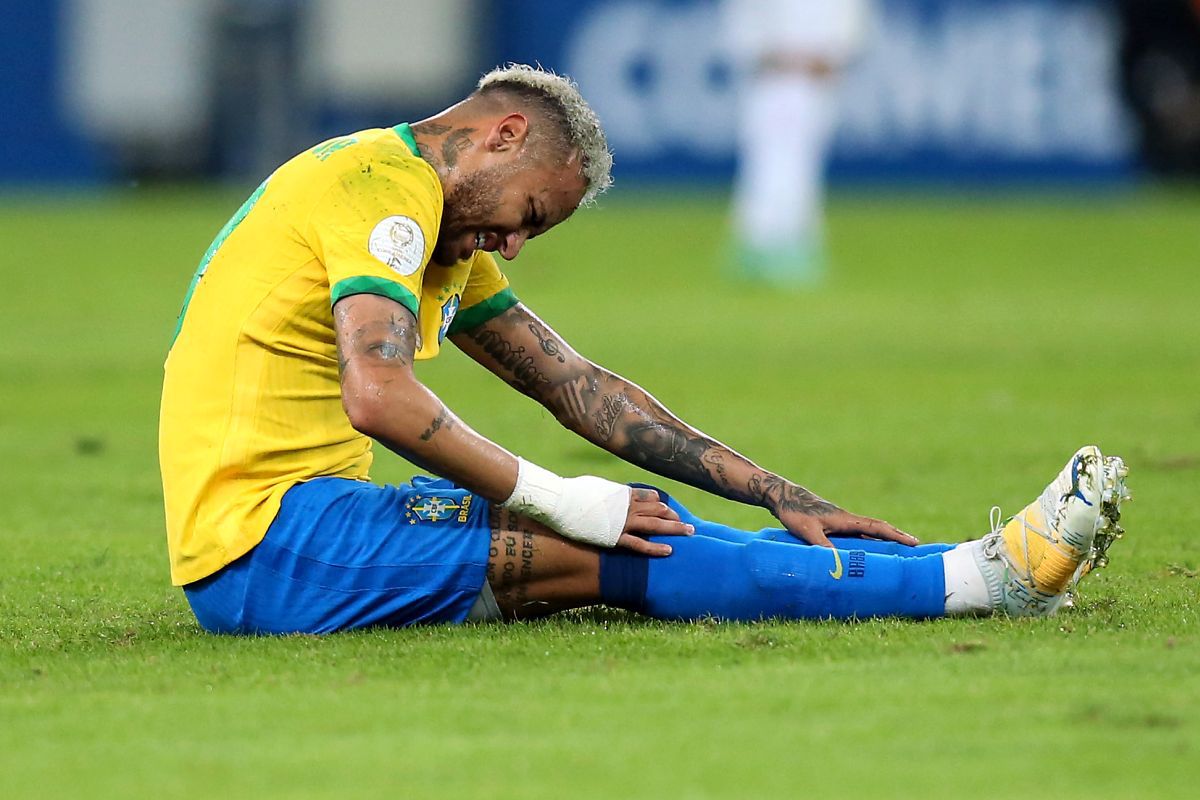 Neymar, șifonat de „pume”! Brazilianul a dus lupte grele contra Argentinei, iar echipamentul i-a cedat