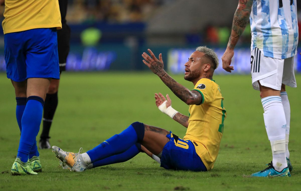 Neymar, șifonat de „pume”! Brazilianul a dus lupte grele contra Argentinei, iar echipamentul i-a cedat