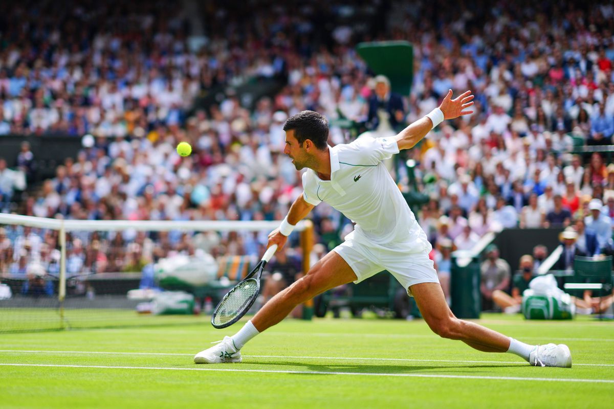 „Sărutabilul” Novak Djokovic, susținut cu inventivitate la finala Wimbledon » Mesajul care a cucerit Arena Centrală