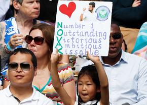 „Sărutabilul” Novak Djokovic, susținut cu inventivitate la finala Wimbledon » Mesajul care a cucerit Arena Centrală