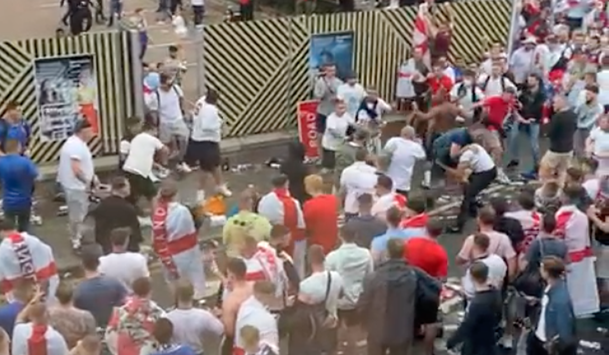 Haos la finala Euro! Lupte între stewarzi și suporteri » Au vrut să INVADEZE Wembley-ul!