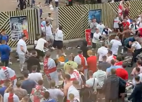Haos la finala Euro! Lupte între stewarzi și suporteri » Au vrut să INVADEZE Wembley-ul!