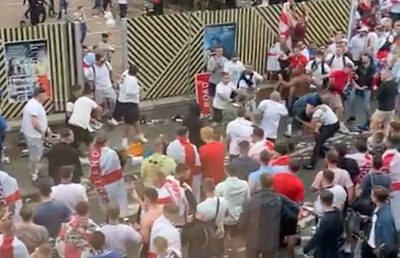 Haos la finala Euro! Lupte între stewarzi și suporteri » Au vrut să INVADEZE Wembley-ul!