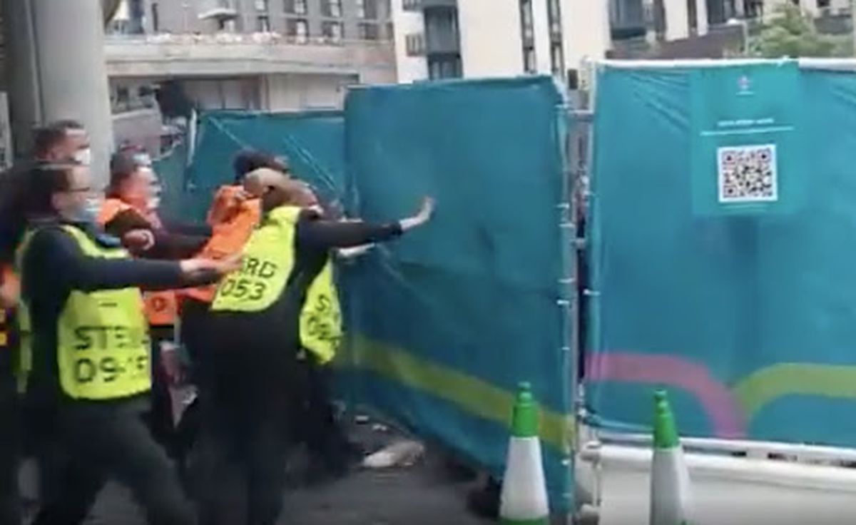 Haos la finala Euro! Lupte între stewarzi și suporteri » Au vrut să INVADEZE Wembley-ul!