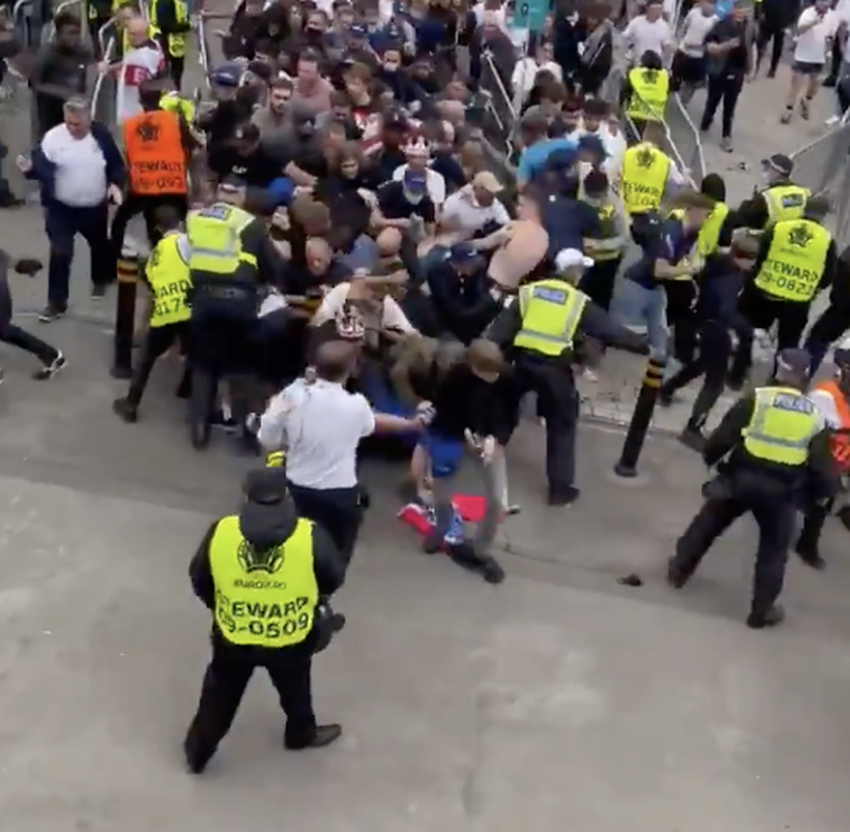 Haos la finala Euro! Lupte între stewarzi și suporteri » Au vrut să INVADEZE Wembley-ul!