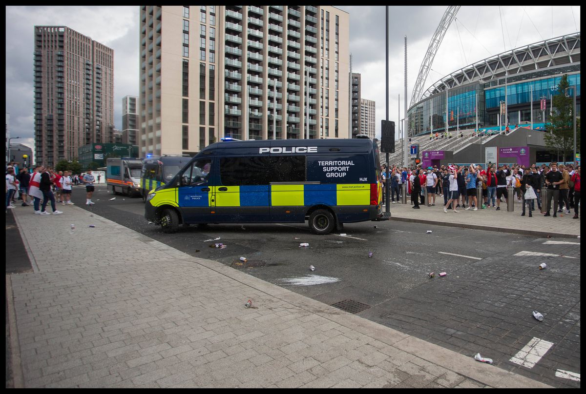 UEFA ia măsuri după incidentele de la EURO » Amendă pentru englezi + 4 capete de acuzare!