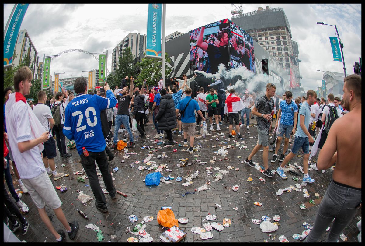 Haos la finala Euro! Lupte între stewarzi și suporteri » Au vrut să INVADEZE Wembley-ul!