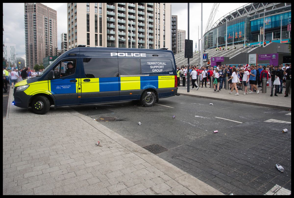 Haos la finala Euro! Lupte între stewarzi și suporteri » Au vrut să INVADEZE Wembley-ul!