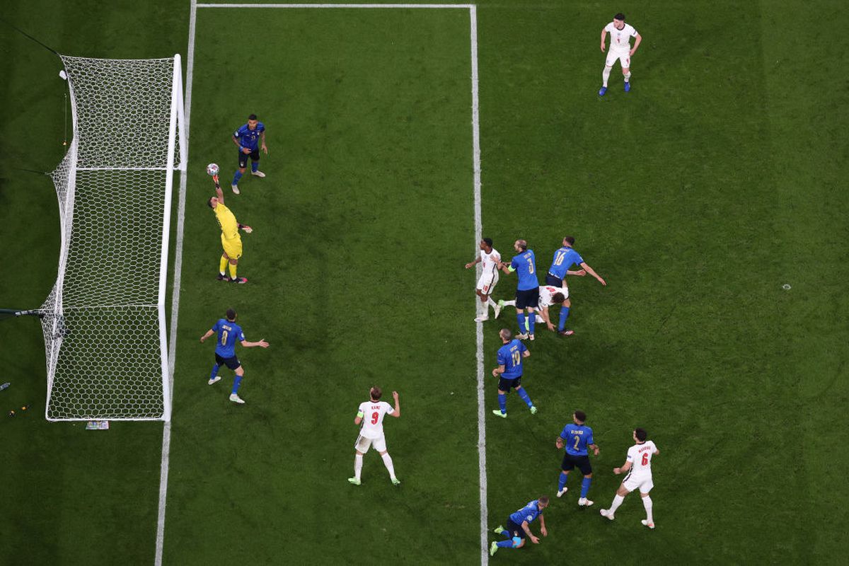 Superlativele EURO 2020 » Au fost aleși cei mai buni jucători ai turneului, iar Cosmin Contra a făcut parte din comisie