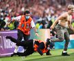 Spre finalul reprizei secunde din Italia - Anglia, finala EURO 2020, un fan a pătruns pe suprafața de joc // foto: Guliver/gettyimages