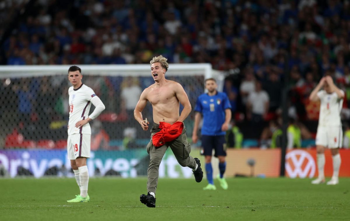 FOTO Pitch invader la Italia - Anglia, finala EURO 2020
