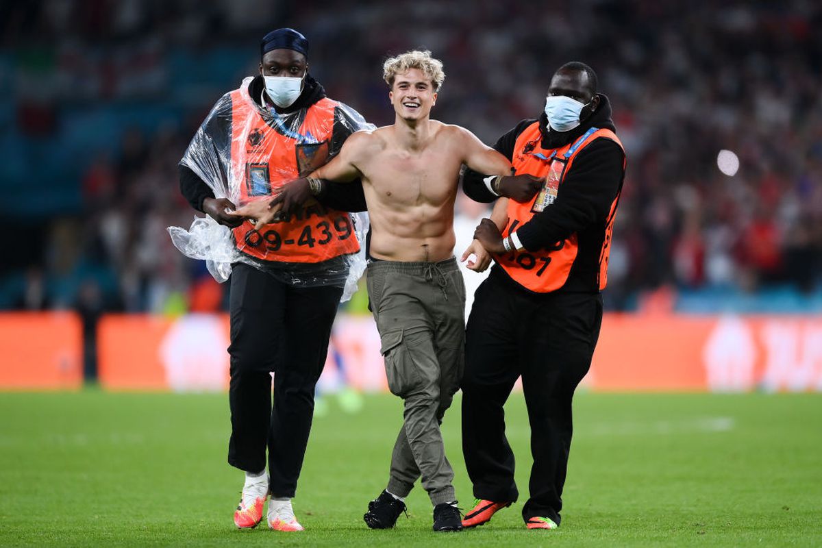 FOTO Pitch invader la Italia - Anglia, finala EURO 2020