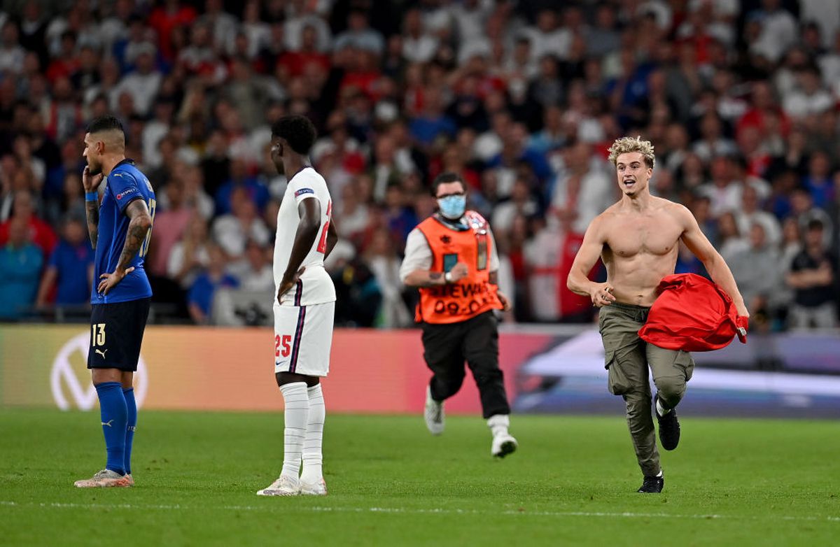 A intrat pe teren și a „driblat” tot » Motivul pentru care finala EURO a fost întreruptă