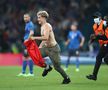 A intrat pe teren și a „driblat” tot » Motivul pentru care finala EURO a fost întreruptă