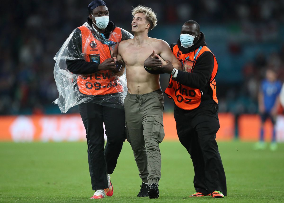 FOTO Pitch invader la Italia - Anglia, finala EURO 2020