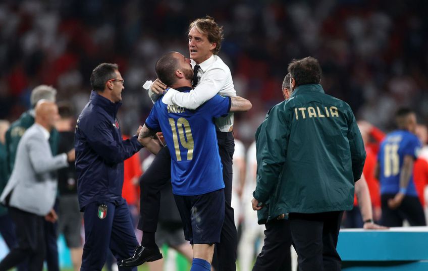 EURO 2020. Italia a învins-o pe Anglia, 1-1 după prelungiri, 3-2 la lovituri de departajare și e noua campioană europeană! La final, Roberto Mancini, selecționerul Squadra Azzurra, nu și-a putut stăpâni lacrimile.