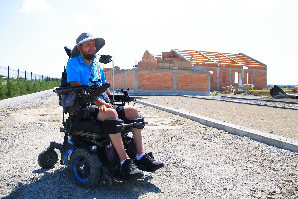 INIMA SPORTULUI: Prietenul lui Hristos, de lângă Strada Prieteniei » La 11 ani de la accidentul care l-a imobilizat, Mihai Neșu e șef de șantier la centrul pe care-l construiește lângă Oradea. Mai are nevoie de 1,8 milioane de euro + Cum îl poți ajuta