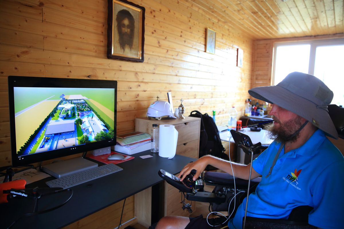 INIMA SPORTULUI: Prietenul lui Hristos, de lângă Strada Prieteniei » La 11 ani de la accidentul care l-a imobilizat, Mihai Neșu e șef de șantier la centrul pe care-l construiește lângă Oradea. Mai are nevoie de 1,8 milioane de euro + Cum îl poți ajuta