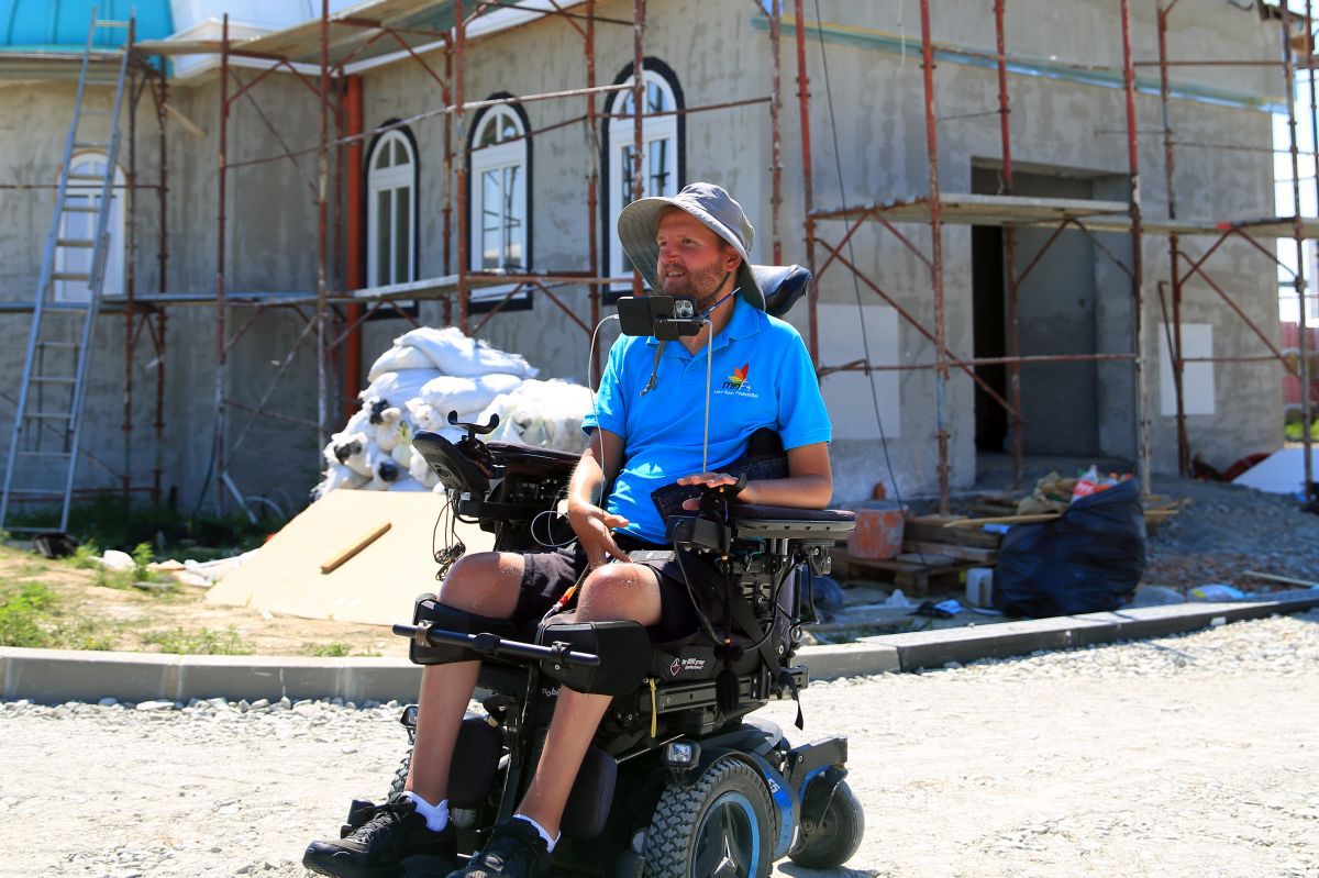 INIMA SPORTULUI: Prietenul lui Hristos, de lângă Strada Prieteniei » La 11 ani de la accidentul care l-a imobilizat, Mihai Neșu e șef de șantier la centrul pe care-l construiește lângă Oradea. Mai are nevoie de 1,8 milioane de euro + Cum îl poți ajuta