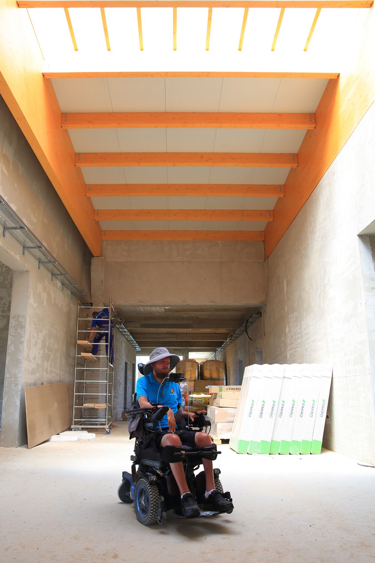 INIMA SPORTULUI: Prietenul lui Hristos, de lângă Strada Prieteniei » La 11 ani de la accidentul care l-a imobilizat, Mihai Neșu e șef de șantier la centrul pe care-l construiește lângă Oradea. Mai are nevoie de 1,8 milioane de euro + Cum îl poți ajuta