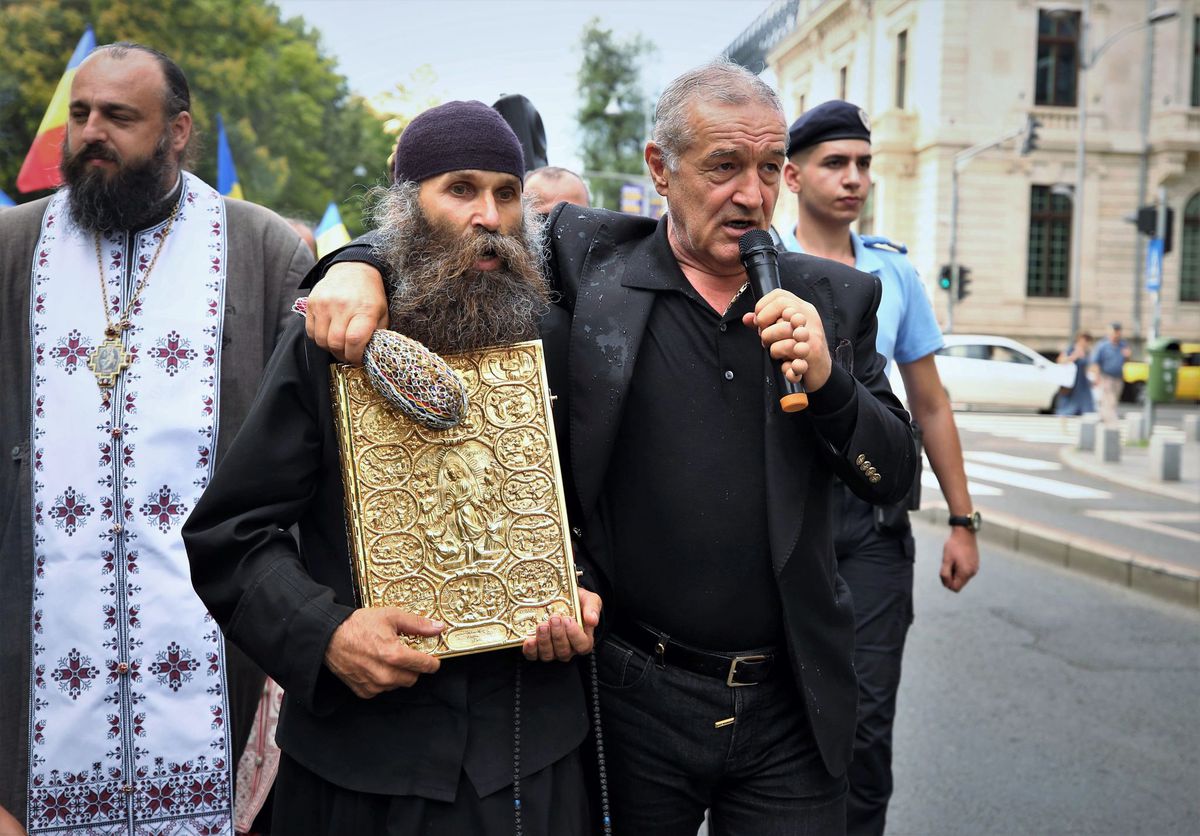 Gigi Becali, pe urmele „Bucharest Pride” » Patronul FCSB a stropit cu agheasmă și a cântat pe Calea Victoriei