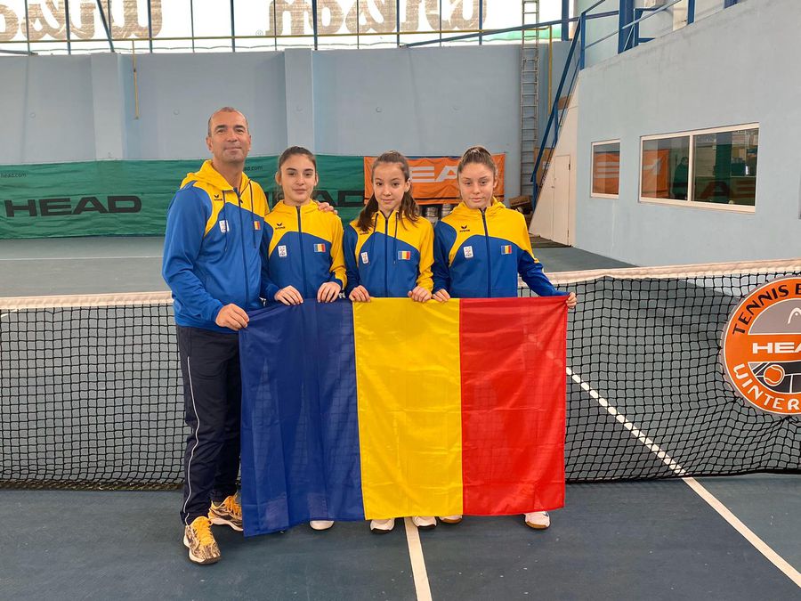 Gabriel Caloian a fost antrenorul lotului de junioare U12 a României, din care a făcut parte și eleva lui, Alexia Tatu (prima din stânga) Antrenorul junioarei Alexia Tatu, campioana U14 la Wimbledon: „Nu e un produs al sistemului din România!”