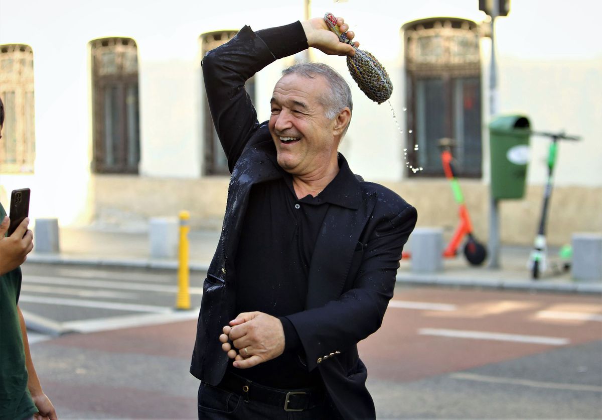 Becali merge iar să dea cu agheasmă pe Calea Victoriei, după marșul comunității LGBT: „Duhurile rele, dracii rămân în urma lor”