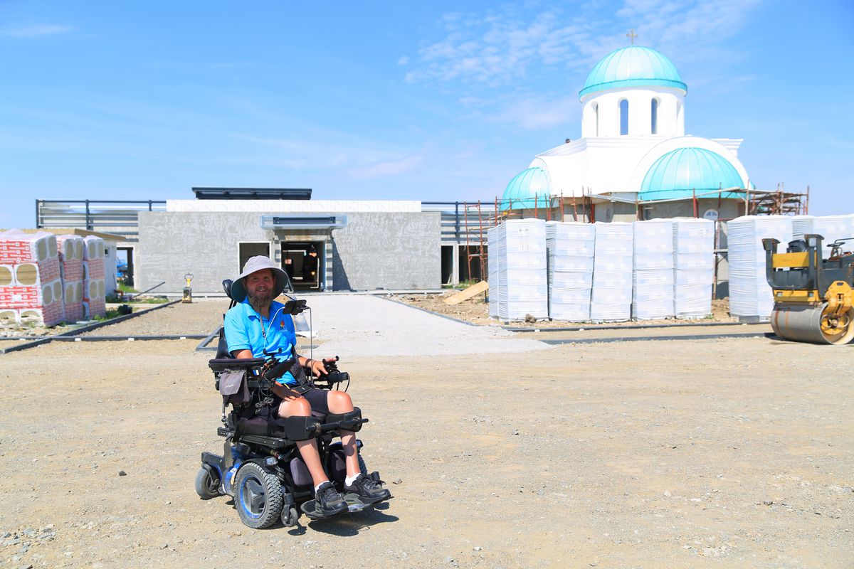 INIMA SPORTULUI: Prietenul lui Hristos, de lângă Strada Prieteniei » La 11 ani de la accidentul care l-a imobilizat, Mihai Neșu e șef de șantier la centrul pe care-l construiește lângă Oradea. Mai are nevoie de 1,8 milioane de euro + Cum îl poți ajuta