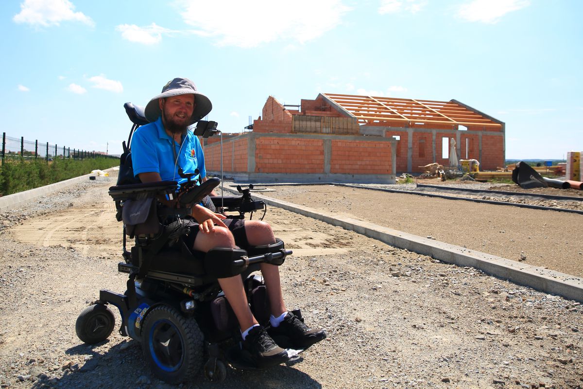 INIMA SPORTULUI: Prietenul lui Hristos, de lângă Strada Prieteniei » La 11 ani de la accidentul care l-a imobilizat, Mihai Neșu e șef de șantier la centrul pe care-l construiește lângă Oradea. Mai are nevoie de 1,8 milioane de euro + Cum îl poți ajuta