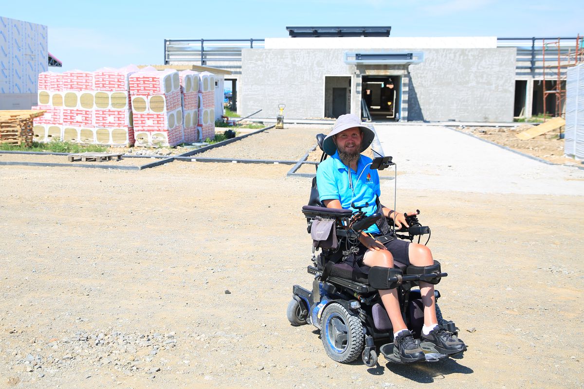 INIMA SPORTULUI: Prietenul lui Hristos, de lângă Strada Prieteniei » La 11 ani de la accidentul care l-a imobilizat, Mihai Neșu e șef de șantier la centrul pe care-l construiește lângă Oradea. Mai are nevoie de 1,8 milioane de euro + Cum îl poți ajuta