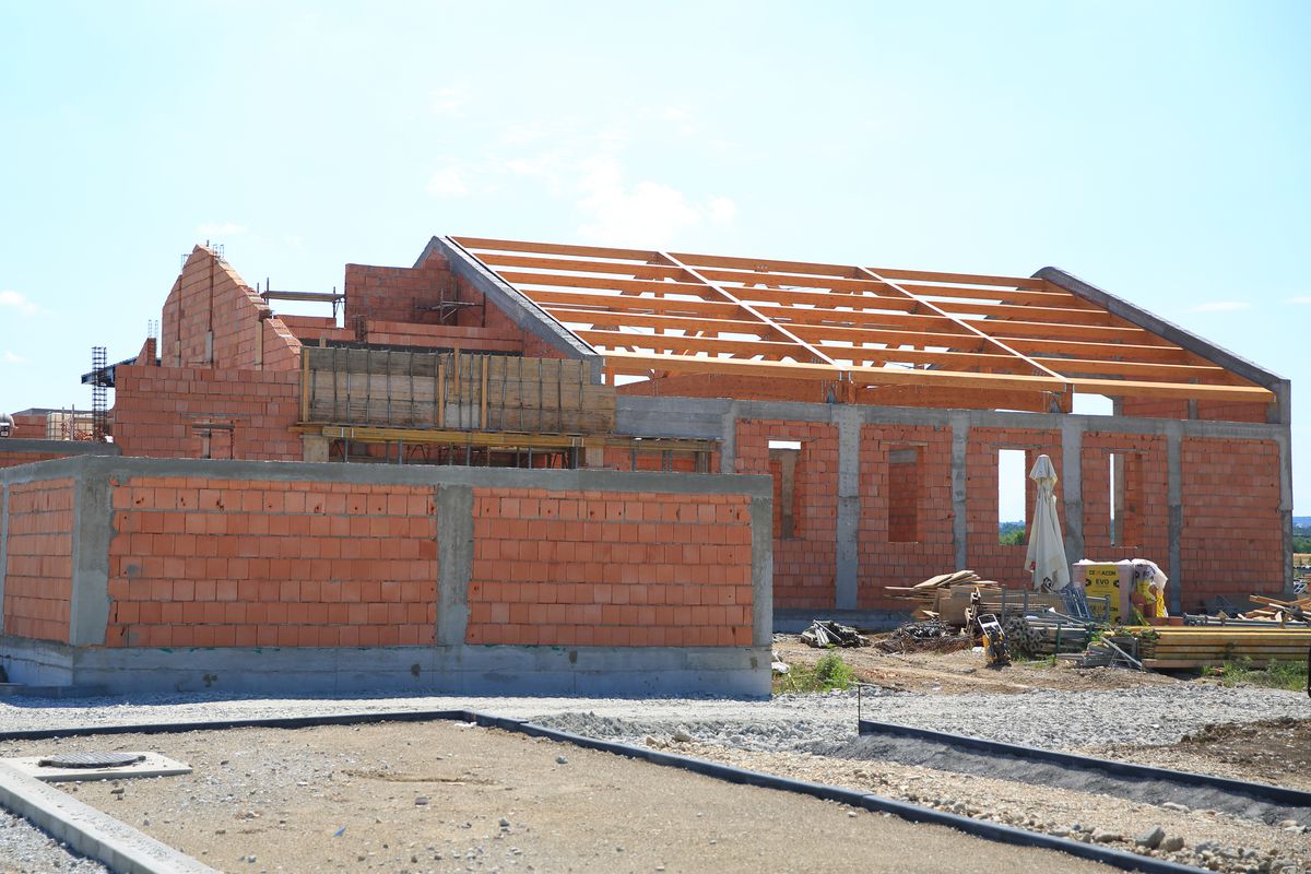 INIMA SPORTULUI: Prietenul lui Hristos, de lângă Strada Prieteniei » La 11 ani de la accidentul care l-a imobilizat, Mihai Neșu e șef de șantier la centrul pe care-l construiește lângă Oradea. Mai are nevoie de 1,8 milioane de euro + Cum îl poți ajuta