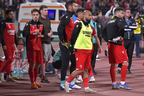 Dinamo s-a despărțit astăzi Steliano Filip (28 de ani) și Andrei Radu (25 de ani), ambii fundași stânga, ultimii care rămăseseră la echipă cu salarii mari. Formația alb-roșie a făcut ecomonii de aproximativ 60.000 de euro.