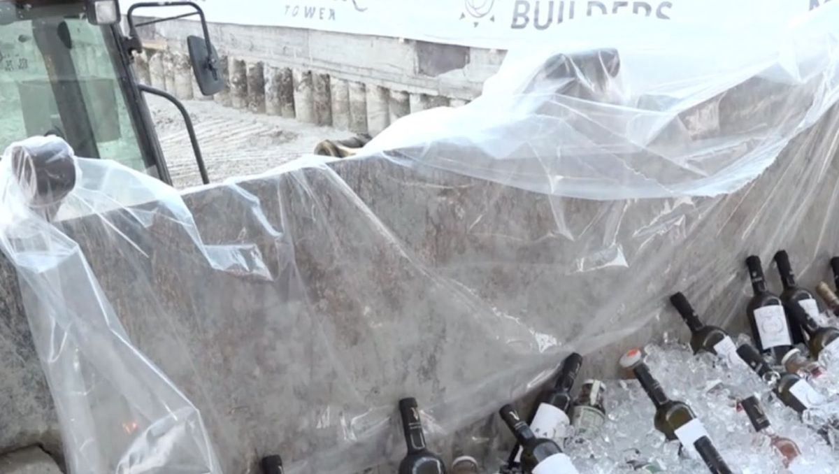 Adrian Mutu, prezent la cea mai stranie petrecere din Mamaia: pe șantier, în cort, cu băutura în roabă și excavator