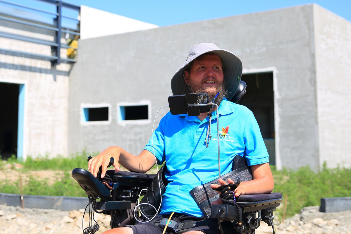 INIMA SPORTULUI: Prietenul lui Hristos, de lângă Strada Prieteniei » La 11 ani de la accidentul care l-a imobilizat, Mihai Neșu e șef de șantier la centrul pe care-l construiește lângă Oradea. Mai are nevoie de 1,8 milioane de euro + Cum îl poți ajuta