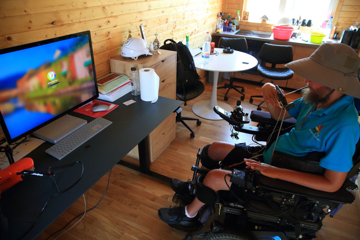 INIMA SPORTULUI: Prietenul lui Hristos, de lângă Strada Prieteniei » La 11 ani de la accidentul care l-a imobilizat, Mihai Neșu e șef de șantier la centrul pe care-l construiește lângă Oradea. Mai are nevoie de 1,8 milioane de euro + Cum îl poți ajuta