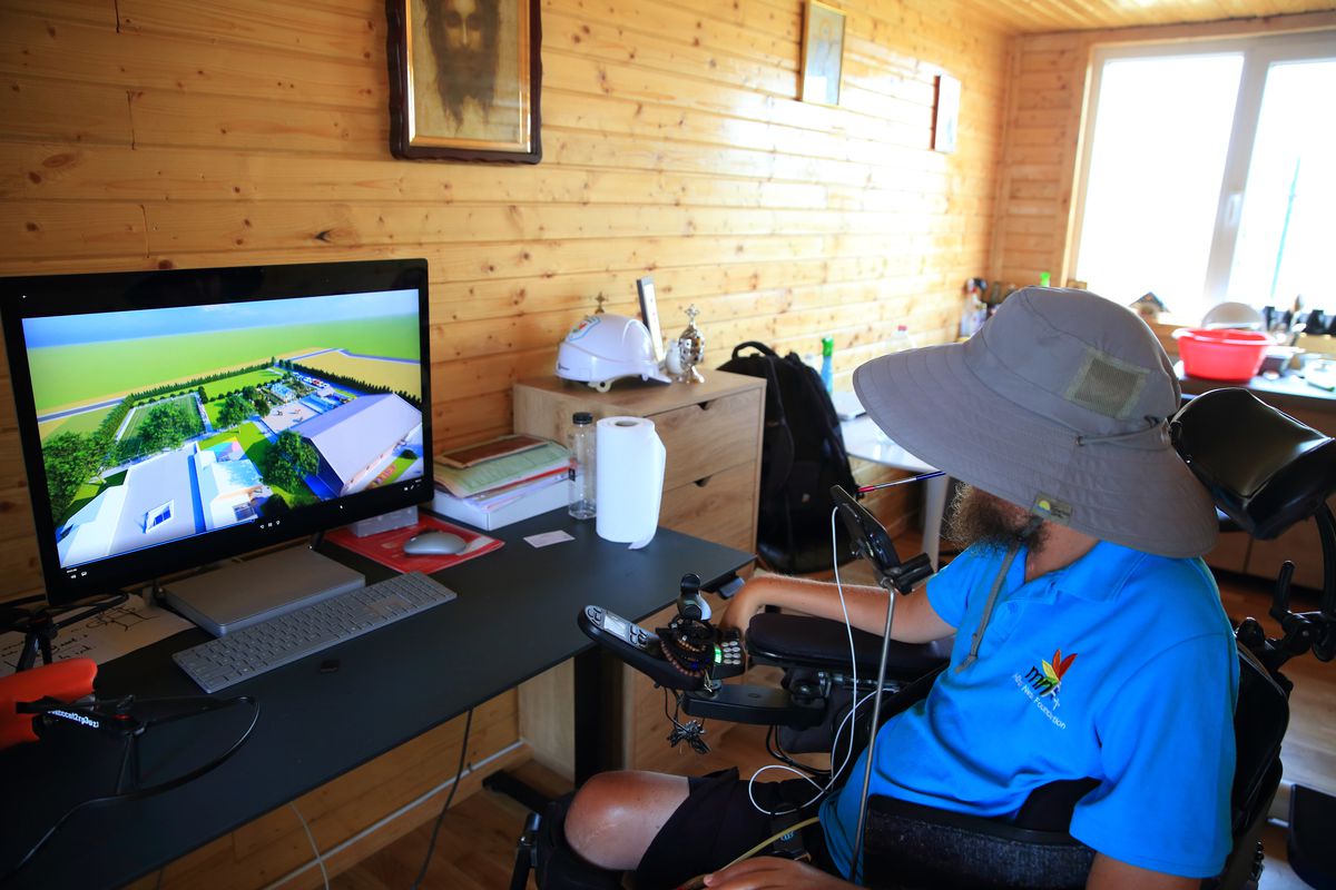 INIMA SPORTULUI: Prietenul lui Hristos, de lângă Strada Prieteniei » La 11 ani de la accidentul care l-a imobilizat, Mihai Neșu e șef de șantier la centrul pe care-l construiește lângă Oradea. Mai are nevoie de 1,8 milioane de euro + Cum îl poți ajuta