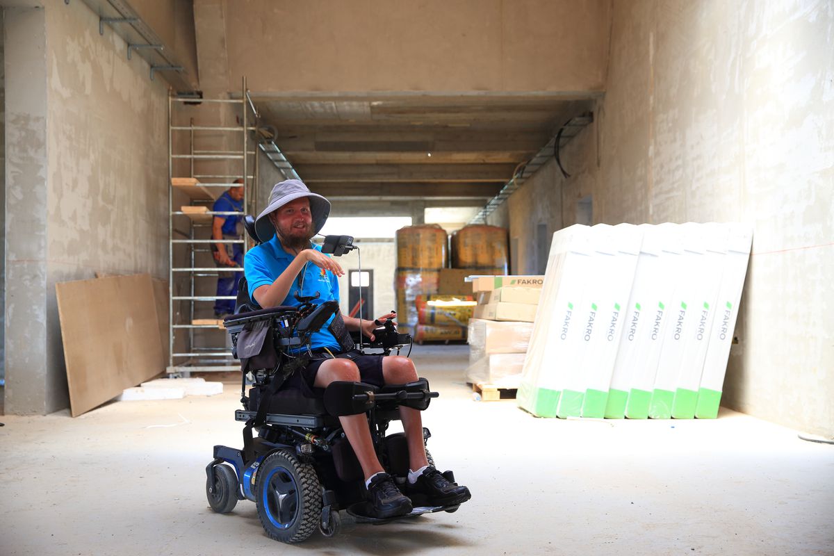 INIMA SPORTULUI: Prietenul lui Hristos, de lângă Strada Prieteniei » La 11 ani de la accidentul care l-a imobilizat, Mihai Neșu e șef de șantier la centrul pe care-l construiește lângă Oradea. Mai are nevoie de 1,8 milioane de euro + Cum îl poți ajuta