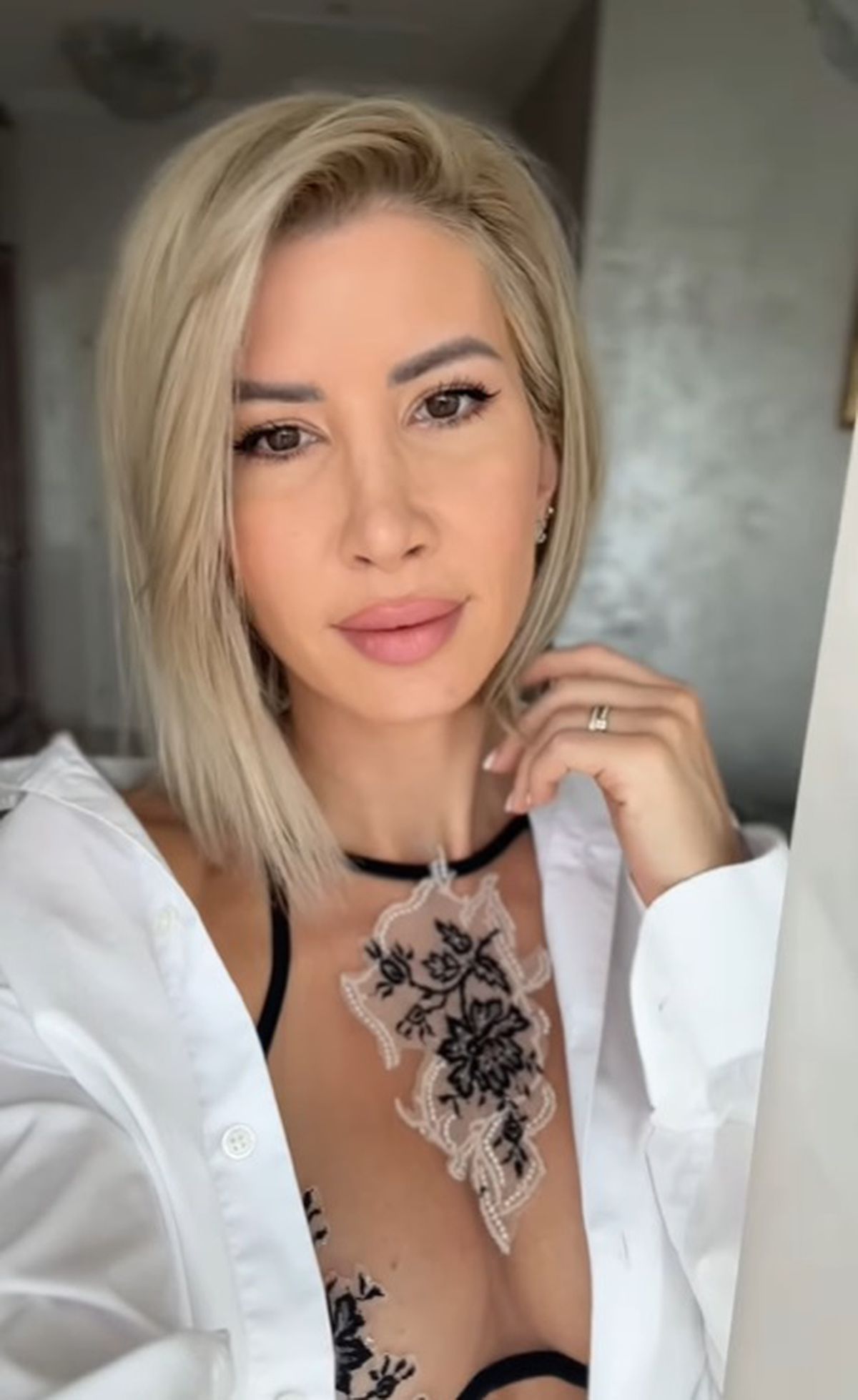 Fosta amantă a lui Marica s-a pozat doar în lenjerie intimă transparentă la hotel: „Surpriză pentru Ciprian?”