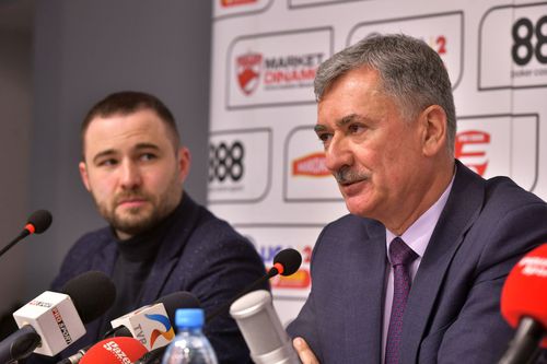 Eugen Voicu, în prim-plan, alături de Vlad Iacob, la conferința din martie