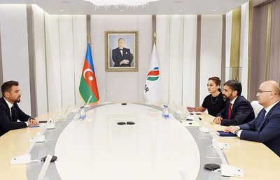 Adrian Mutu prezentat de Neftchi ca la adunările ONU! » Imagini inedite din Baku