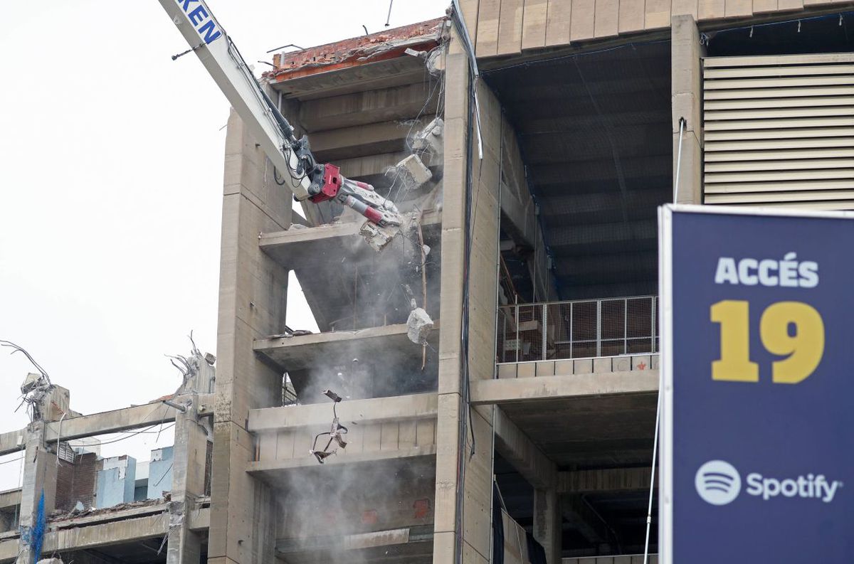 Excavatoarele, în acțiune pe Camp Nou » Imagini impresionante de la demolarea celebrului stadion! Unde va juca Barcelona