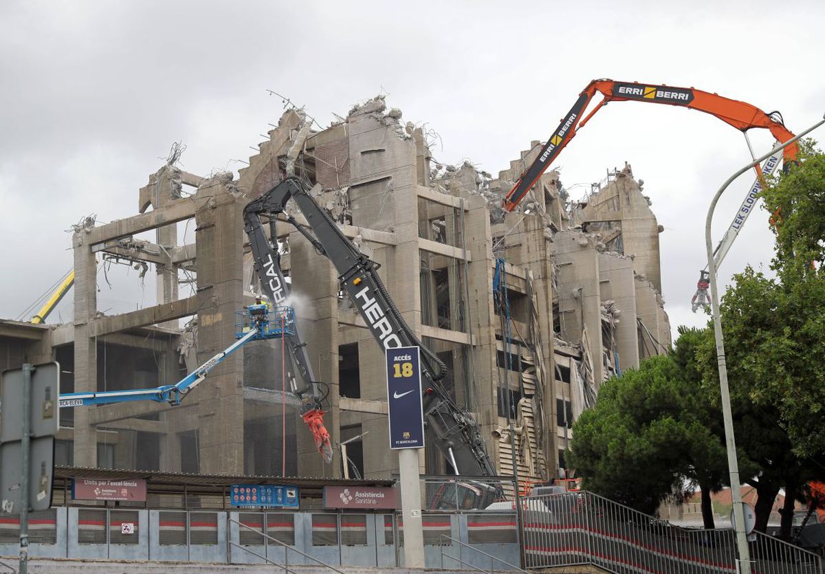 Excavatoarele, în acțiune pe Camp Nou » Imagini impresionante de la demolarea celebrului stadion! Unde va juca Barcelona