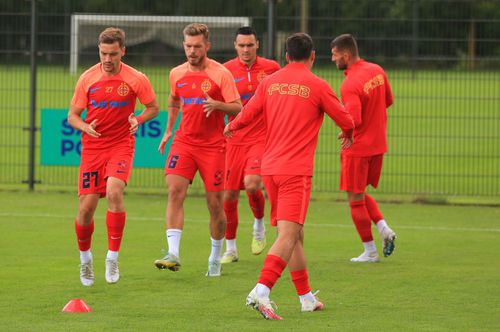 Denis Haruț (numărul 6) pregătindu-se în cantonamentul FCSB din Olanda / foto: Ionuț Iordache (GSP)