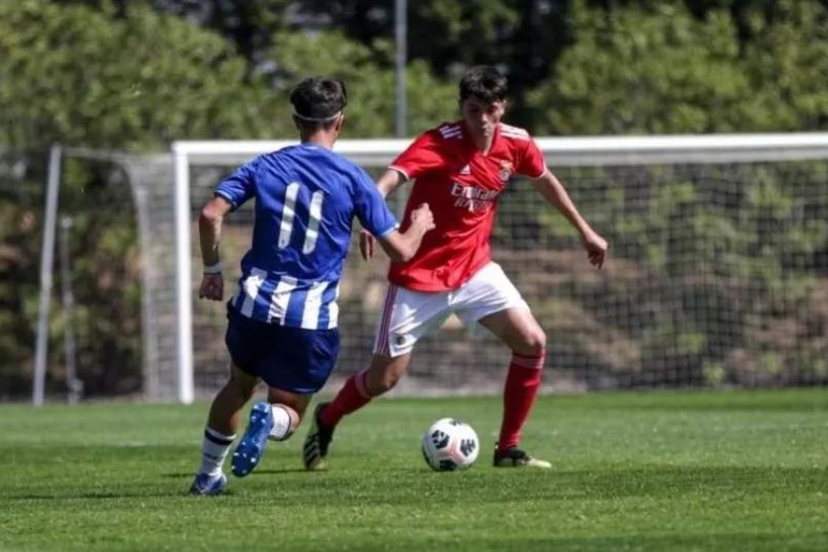 Surpriza lui Pancu din cantonamentul României U21: cine e fotbalistul pe val la echipa de club, școlit la Benfica și pescar în timpul liber