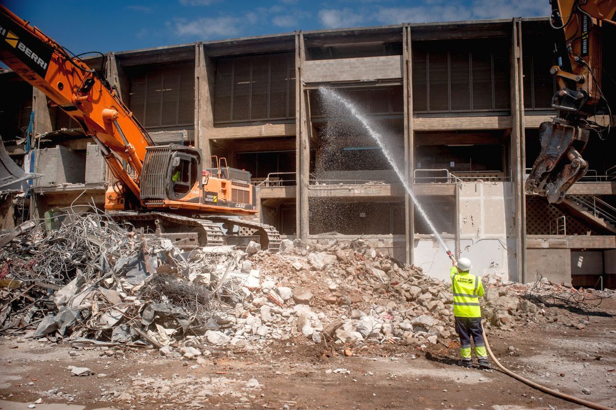 Excavatoarele, în acțiune pe Camp Nou » Imagini impresionante de la demolarea celebrului stadion! Unde va juca Barcelona