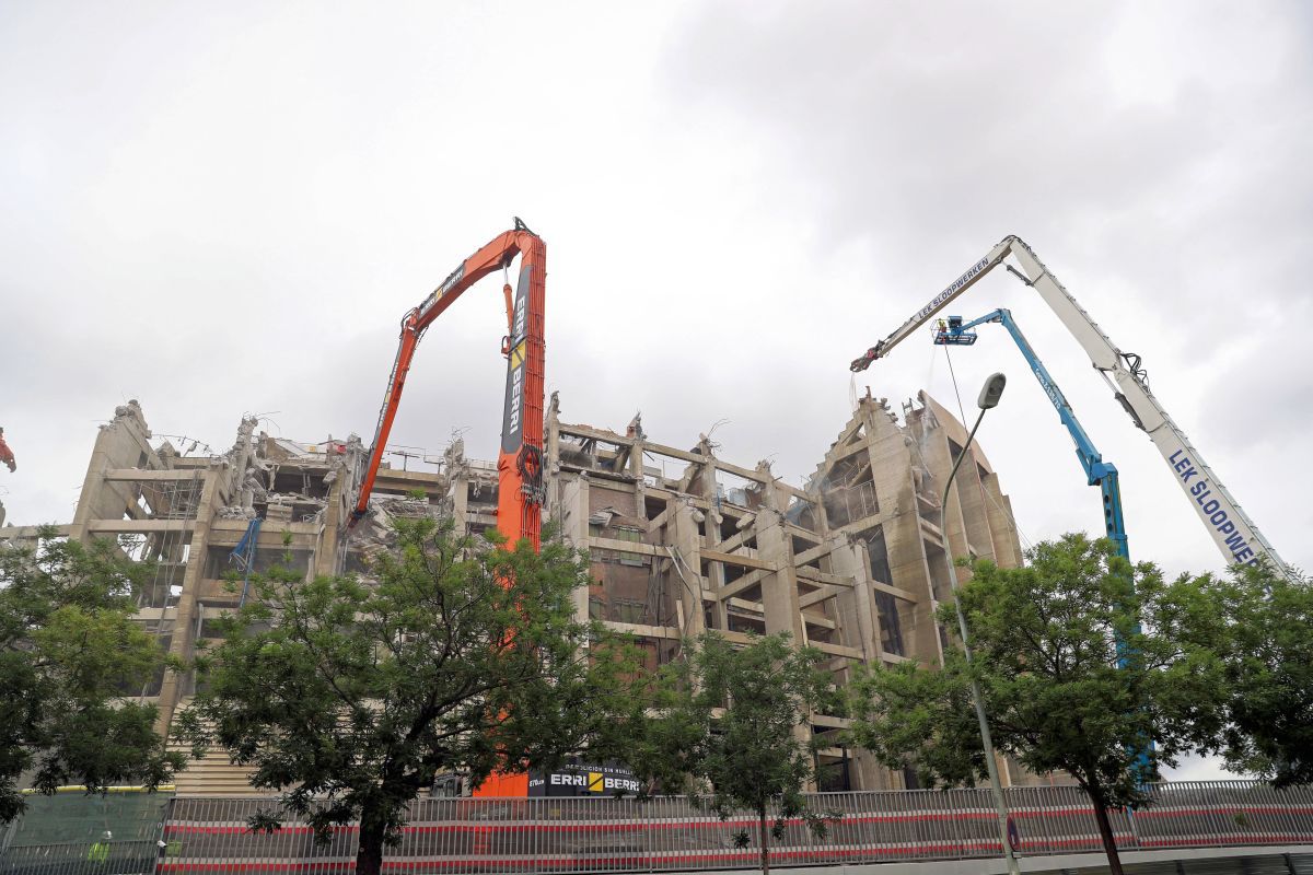 Excavatoarele, în acțiune pe Camp Nou » Imagini impresionante de la demolarea celebrului stadion! Unde va juca Barcelona