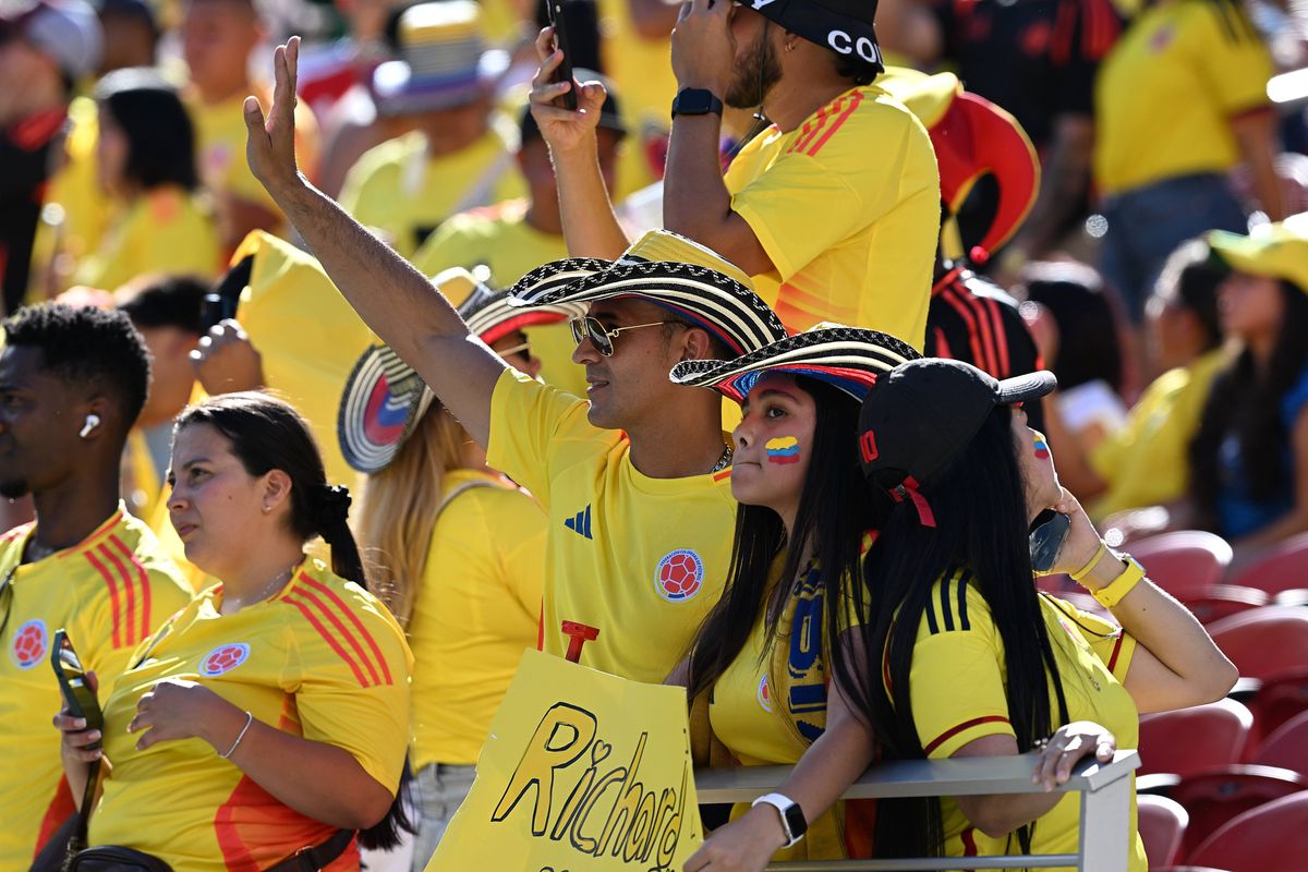 Fanii din Columbia, spectacol la Copa America