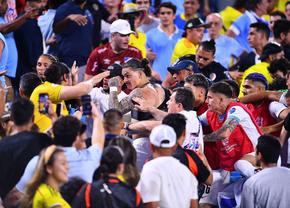 Scene șocante la semifinala Copa America! Darwin Nunez s-a luat la bătaie cu fanii Columbiei » Mama unui fotbalist a leșinat: „Familiile noastre erau în pericol, iar poliția nu a intervenit”