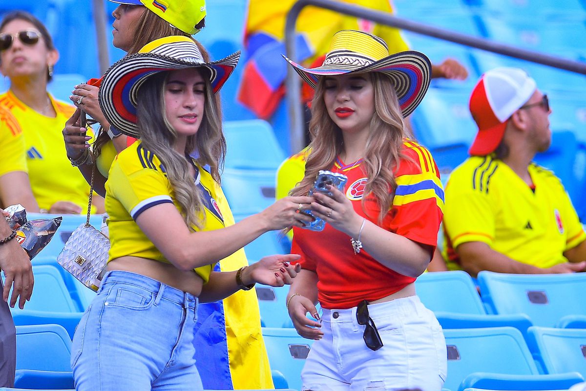 Fanii din Columbia, spectacol la Copa America